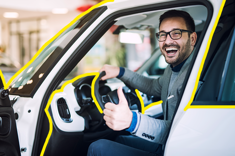 persona en carro sonriendo